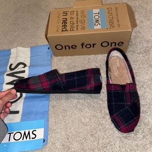 Brand new plaid toms shoes. Fleece lined
